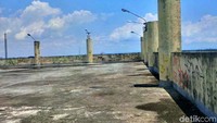 Halaman luas terdapat di lantai dua dengan tiang yang tampak kokoh.