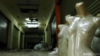 Manekin dibiarkan tergeletak begitu saja di lantai plaza.
