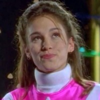 Amy Jo Johnson memerankan Kimberly Hart, alter ego dari Ranger Pink di serial superhero Mighty Morphin Power Rangers. Ia bermain untuk serial populer itu selama dua tahun. Foto: Istimewa