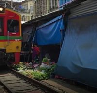 Pasar Paling Berbahaya: Jualannya di Rel, Keretanya Masih Lewat