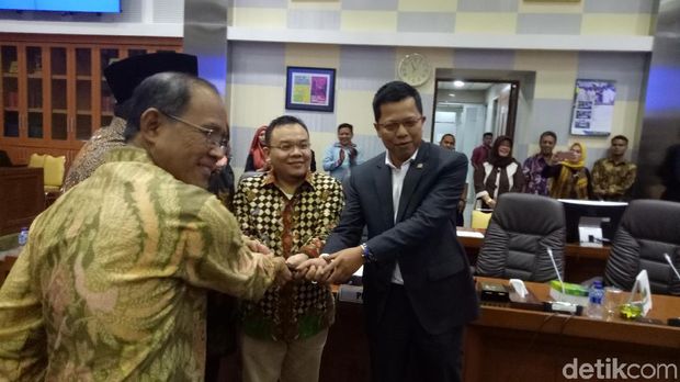 Ichsan Firdaus memakai jas hitam