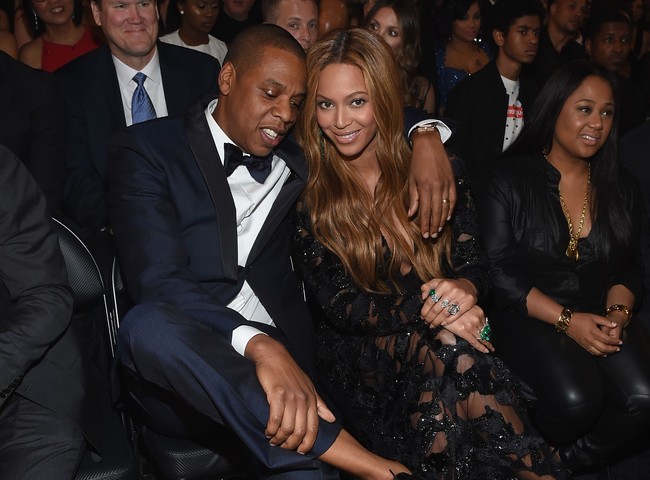 Beyonce dan Jay Z muncul di Grammy Awards 2015. Keduanya tak ragu untuk memamerkan kemesraan mereka. Foto: Getty Images