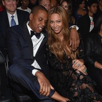 Beyonce dan Jay Z muncul di Grammy Awards 2015. Keduanya tak ragu untuk memamerkan kemesraan mereka. Foto: Getty Images