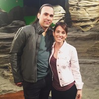 Amy Jo Johnson berpose dengan Jason David Frank, pemeran Ranger Hijau. Wajah Jason juga tidak terlalu banyak berubah. Foto: Instagram