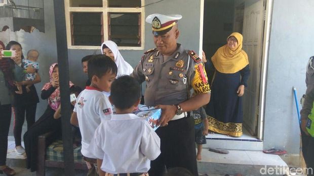 Sebuah bingkisan untuk Restu diberikan