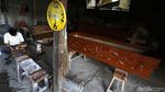 Melihat Pembuatan Peti Mati di Tangerang