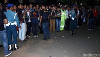 Warga masih memadati lokasi.