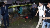 Seekor anjing pelacak dikerahkan ke lokasi untuk mengendus jejak pelaku.