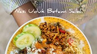 Tertulis Nasi Uduk Betawi Saleh, nasi uduk komplet ini isiannya sangat banyak. Ada telur dadar, tempe semur, ayam semur hingga bihun dan tempe orek. Wah, ini sih bisa dimakan berdua! Foto: Istimewa