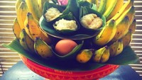 Pisang, cabe, bawang, dan beberapa makanan lainnya ini sengaja dijadikan sesajen untuk merayakan malam Weton atau malam ulang tahunnya. Menurutnya sesajen ini merupakan kado untuk 6 sodara ghoib yang ada di dalam dirinya, sesuai dengan tradisi Jawa. Foto: Instagram @gphpaundrakarna1