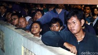 Warga berkerumun di sekitar rumah yang menjadi lokasi penyanderaan, Kamis (5/4/2018).