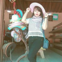 Bergaya dengan topi pantai, tentu orang tak akan meyangka wanita cantik ini dalam kesehariannya bekerja sebagai satpam. Foto: Instagram