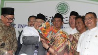 Dalam kesempatan itu, Sukmawati terlihat dua kali mencium tangan Ketum MUI KH Maruf Amin.  Sejumlah tokoh, seperti Maruf Amin, Din Syamsuddin, hingga Menteri Agama Lukman Hakim Saifuddin pun kemudian mengajak masyarakat untuk memaafkan Sukmawati. (Foto: Ari Saputra/detikcom)
