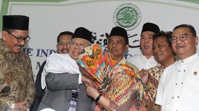 Minta Maaf, Sukmawati Cium Tangan Ketum MUI Maruf Amin