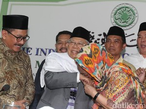 Sowan ke MUI, Sukmawati Cium Tangan KH Maruf Amin