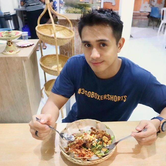 Gaya Makan Pesinetron Ajun Perwira hingga Meme Anak Kos yang Kocak