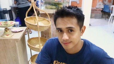 Ini Gaya si Kece Ajun Perwira Saat Bakar Sate dan Makan Burger