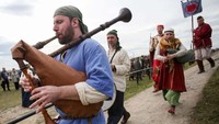 Beberapa warga lokal tepatnya di salah satu kota paling tua di Polandia, Krakow menggenakan kostum primitif untuk merayakan perayaan itu. Celestino Arce/NurPhoto via Getty Images