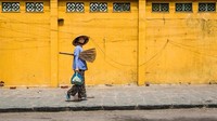 Diperlukan sekitar 17 jam perjalanan darat atau 1 jam perjalanan udara, jika traveler ada di Kota Ho Chi Minh menuju Kota Tua Hoi An (Rehahn/BBC Travel)