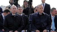 Erdogan dan Putin menggelar seremoni groundbreaking pembangkit Akkuyu di Ankara, Turki, Selasa (3/4/2018) waktu setempat. Keduanya memantau peluncuran dimulainya pembangunan pembangkit listrik itu via videoconference dari Istana Kepresiden Turki. (Foto: Reuters)