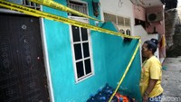 Sebelumnya, polisi pada malam 4 April 2018 menggerebek kontrakan tersebut karena dijadikan tempat pembuatan miras oplosan.