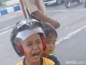 Polisi Kawal Bocah yang Naik Motor Mini di Jalanan