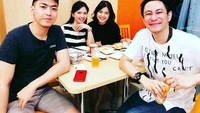 Ia mengaku sedang meeting dengan tiga orang rekan kerjanya. Wah, meetingnya di restoran cepat saji yang menyediakan gyudon khas Jepang sambil minum minuman dalam kemasan. Foto: Instagram @gphpaundrakarna1