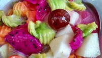 Slurppp! Es campur ini kelihatan segar ya? Ada potongan buah naga, alpukat, pepaya, hingga anggur. Meski isiannya lengkap, es campur masih dijual relatif murah lho! Foto: Instagram ngalorngidull