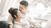 Pose romantisnya Olla dan Aufar saat photoshoot. (Dok. Instagram/ollaramlanaufar)