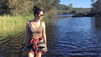 Soal penampilan saat berwisata ke alam liar, Nadya hanya mengenakan pakaian santai yang casual. Sekilas Nadya tampak mirip seperti karakter film Lara Croft yang diperankan artis Angelina Jolie (nadyahutagalung/Instagram)