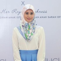 Putri Sarah menarik perhatian ketika dinikahi Pangeran Al-Muhtadee Billah, anak Sultan Brunei Darussalam, Hassanal Bolkiah, yang kini bergelar putra mahkota. Putri Sarah bukanlah lahir dari keluarga bangswan. Ayahnya dikenal sebagai ilmuwan, sedangkan ibunya seorang perawat. Sarah menikah dengan sang pangeran saat usianya baru 17 tahun. Pernikahan mereka pada 2004 yang digelar mewah disebut-sebut sebagai wedding of the year di Asia. Foto: Dok. Getty Images, Instagram