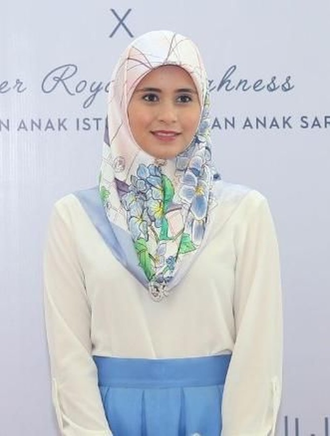 Putri Sarah menarik perhatian ketika dinikahi Pangeran Al-Muhtadee Billah, anak Sultan Brunei Darussalam, Hassanal Bolkiah, yang kini bergelar putra mahkota. Putri Sarah bukanlah lahir dari keluarga bangswan. Ayahnya dikenal sebagai ilmuwan, sedangkan ibunya seorang perawat. Sarah menikah dengan sang pangeran saat usianya baru 17 tahun. Pernikahan mereka pada 2004 yang digelar mewah disebut-sebut sebagai wedding of the year di Asia. Foto: Dok. Getty Images, Instagram