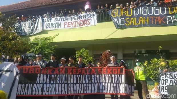 Pelajar SMA Negeri 2 Malang Demo/