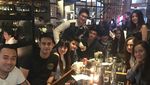 Ini Gaya si Kece Ajun Perwira Saat Bakar Sate dan Makan Burger