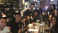 Selain restoran Jepang, ternyata aktor ini juga sering hang out bersama teman-temannya di bar. Sambil menunggu makanan datang, ia memilih untuk berfoto bersama temannya. Ajun paling imut, ya?  Foto: Instagram @ajunperwira