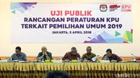 Ketua KPU Arief Budiman bersama komisioner Ilham Saputra, Pramono Ubaid Tanthowi, Hasyim Asyari dan Viryan mendengarkan tanggapan peserta rapat Uji Publik Rancangan Peraturan KPU terkait Pemilu 2019.