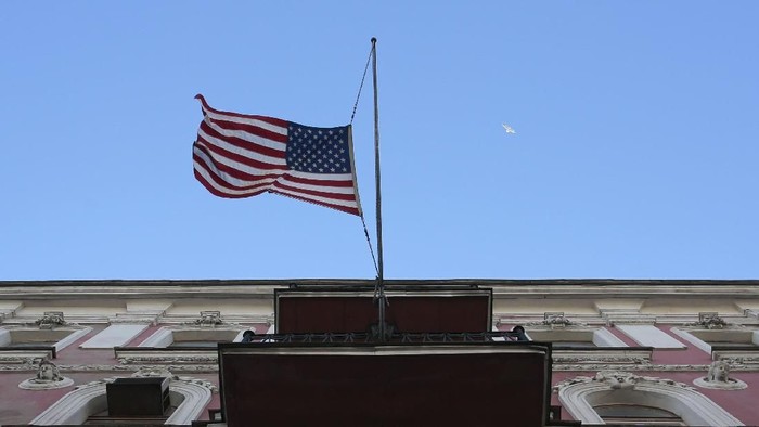 The state flag of the U.S. flies outside the building of the countrys consulate-general in St. Petersburg, Russia March 29, 2018. REUTERS/Anton Vaganov