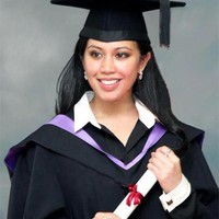 Putri Azemah Ni’matul Bolkiah merupakan kakak dari Putri Fadzillah Lubabul Bolkiah. Dia anak kedelapan Sultan Brunei, Hassanal Bolkiah dengan Hajah Mariam. Sang ibu bercerai dari Sultan Brunei pada 2003.Putri Azemah mendapatkan gelar master di bida geopolitik dan keamanan wilayan dari Kings College University London. Pada 2011, dia juga kembali mendapatkan gelar master dari jurusan komunikasi di SOAS University of London. Dan sebelumnya pada 2008, dia meraih gelar sarjana hukum dari Universitas Warwick. Foto: Dok. Getty Images, Instagram