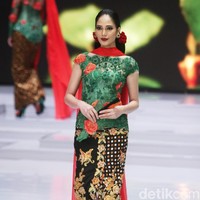 Desainer Anne Avantie memamerkan kebaya modern terbarunya di Indonesia Fashion Week 2018 dalam fashion show bertema Sekarayu Sriwedari’ yang digelar di Jakarta Convention Center, Senayan, Kamis [29/3/2018]. [Foto: Mohammad Abduh/Wolipop]