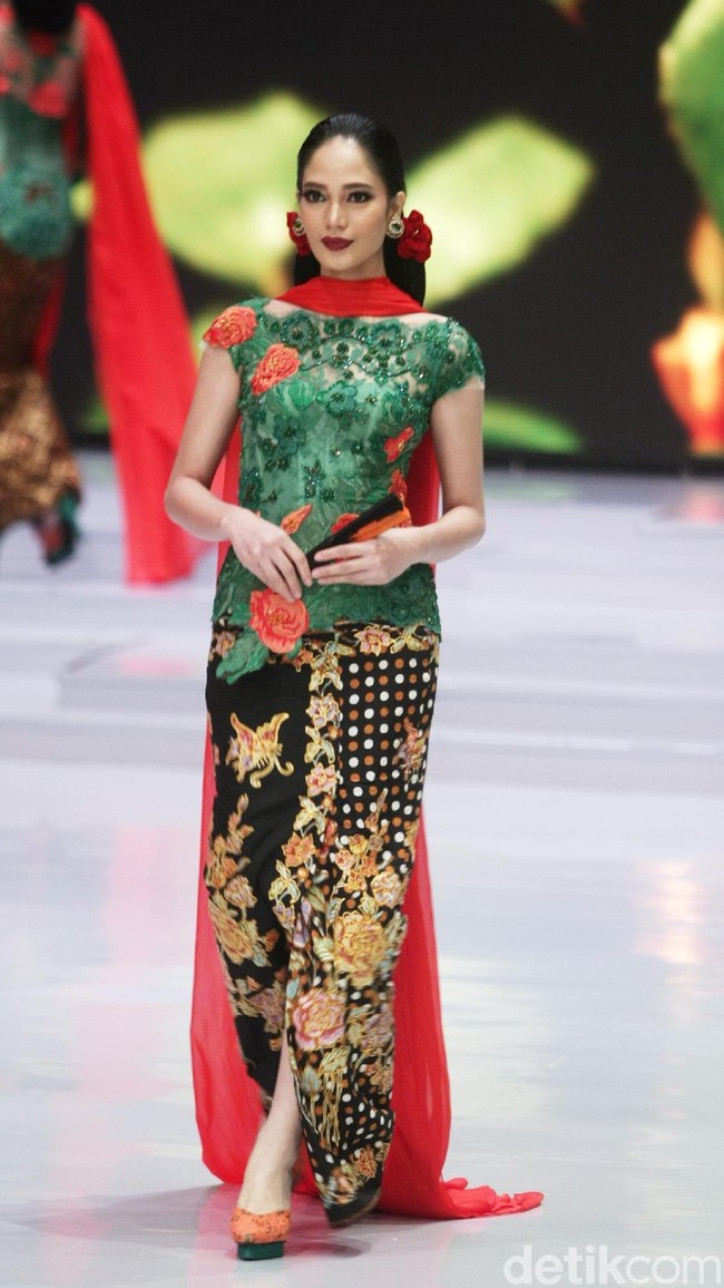 Desainer Anne Avantie memamerkan kebaya modern terbarunya di Indonesia Fashion Week 2018 dalam fashion show bertema Sekarayu Sriwedari’ yang digelar di Jakarta Convention Center, Senayan, Kamis [29/3/2018]. [Foto: Mohammad Abduh/Wolipop]