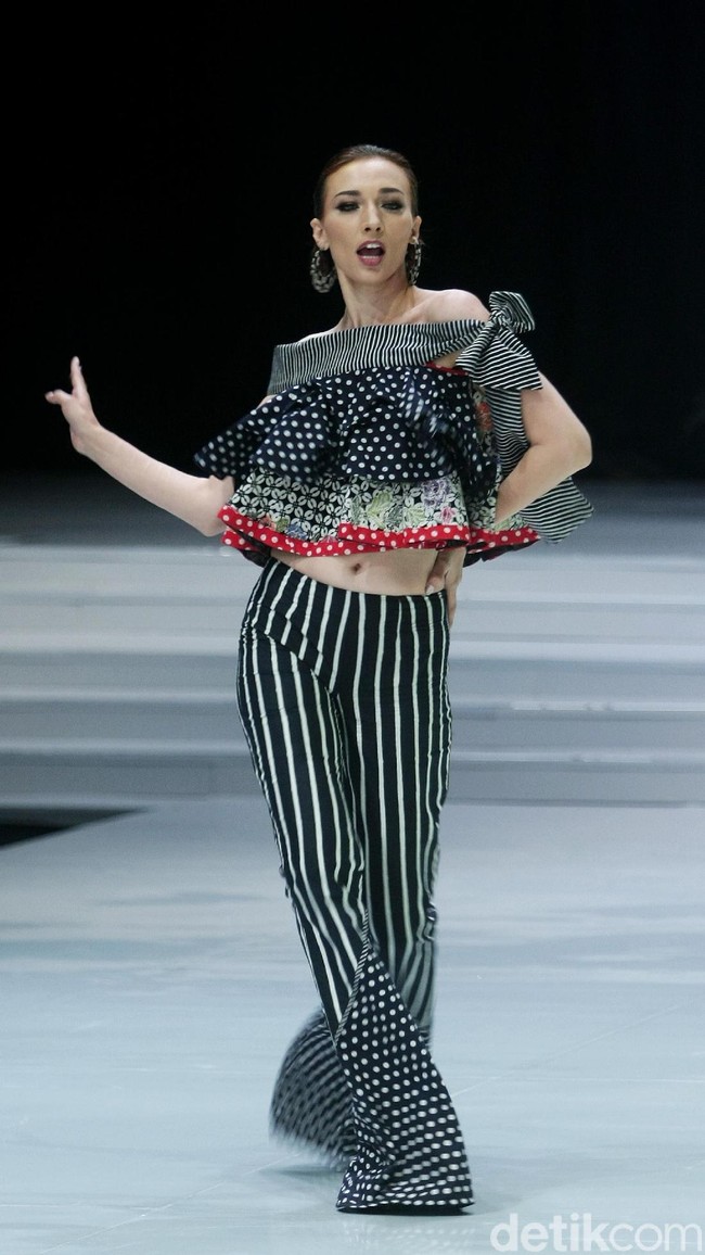 Desainer Anne Avantie memamerkan kebaya modern terbarunya di Indonesia Fashion Week 2018 dalam fashion show bertema Sekarayu Sriwedari’ yang digelar di Jakarta Convention Center, Senayan, Kamis [29/3/2018]. [Foto: Mohammad Abduh/Wolipop]