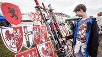 Banyak warga yang antusias untuk melihat perayaan tersebut. Tampak seorang anak melihat atribut seperti pedang dan tameng di Festival Rekawka. Celestino Arce/NurPhoto via Getty Images