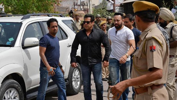 Salman Khan saat hadir di pengadilan di Jodhpur, Kamis (5/4).