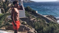 Pulau Mikonos yang cantik di Yunani juga pernah disambangi Alex Oxlade-Chamberlain untuk berlibur (alexoxchamberlain/Instagram)