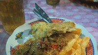 Netizen  @reza_gst_f  mencicip nasi uduk Betawi dengan paduan semur jengkol. Selain semur, nasi uduk ini juga dipadu dengan bihun, telur dadar dan kerupuk yang disiram sambal kacang. Foto: Instagram @reza_gst_f