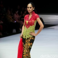 Desainer Anne Avantie memamerkan kebaya modern terbarunya di Indonesia Fashion Week 2018 dalam fashion show bertema Sekarayu Sriwedari’ yang digelar di Jakarta Convention Center, Senayan, Kamis [29/3/2018]. [Foto: Mohammad Abduh/Wolipop]