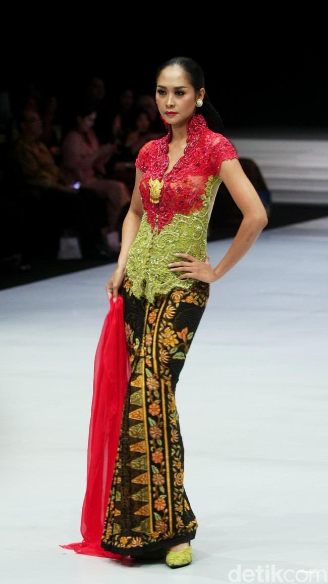 Desainer Anne Avantie memamerkan kebaya modern terbarunya di Indonesia Fashion Week 2018 dalam fashion show bertema Sekarayu Sriwedari’ yang digelar di Jakarta Convention Center, Senayan, Kamis [29/3/2018]. [Foto: Mohammad Abduh/Wolipop]
