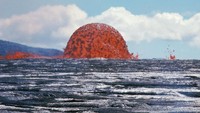 Kubah lahar terlihat di perairan Hawaii, Amerika Serikat, 48 tahun lalu. Gelembung lava merah tersebut tertangkap kamera 48 tahun yang lalu. Dilansir dari Fox News, Kamis (5/4/2018), gelembung lava merah tersebut ‘memuntahkan’ lahar panas 19 meter ke udara. Badan Survei Geologi Amerika Serikat (USGS) memposting foto gelembung lava tersebut dalam tema ‘Throwback Thursday’ pekan lalu. Foto tersebut merupakan penampakan Hawaii pada 11 Oktober 1969. (Foto: Dok. USGS)