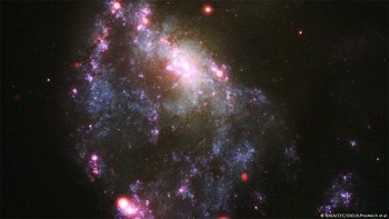 14. Meskipun dikenal karena kehitamannya, seperti yang kami katakan sebelumnya, mereka sebenarnya memancarkan radiasi elektromagnetik. Foto: DW (Soft News)  