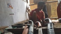 Dari pekerjaannya, ia menghasilkan Rp 400 ribu dari setiap golok yang ia jual per hari. Keuntungan ini dia bagi dengan pegawainya setelah dipotong harga bahan baku.
